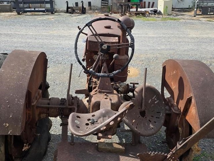 silver-king-tractor-(not-running)-105-image-11