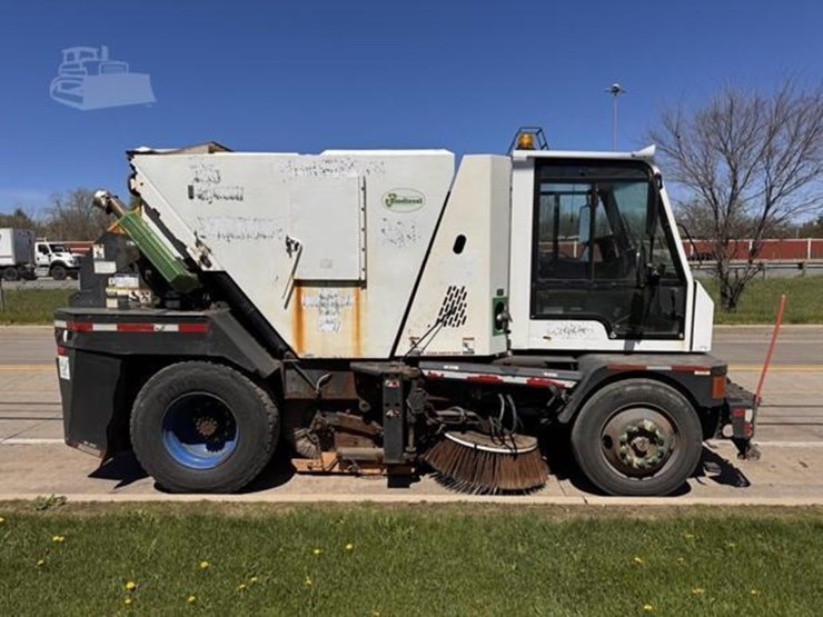 global-m4-mechanical-street-sweeper-image-1