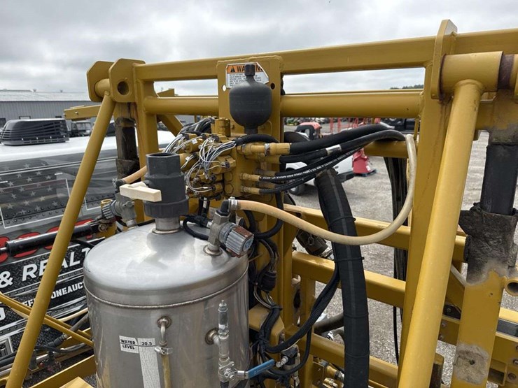 ag-chem-rogator-864-self-propelled-row-crop-spraye-image-17