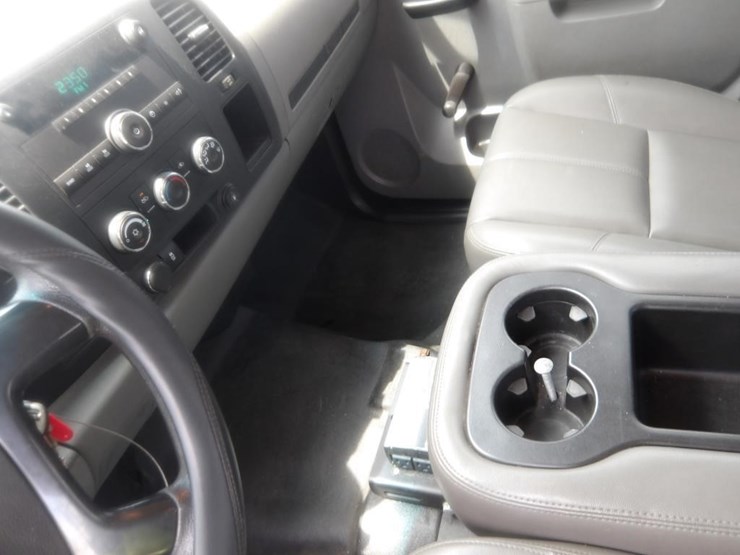 2013-chevrolet-silverado-2500-image-23