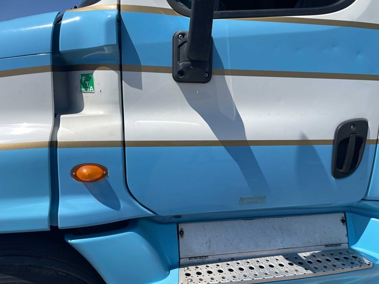 #111-•-2013-freightliner-semi-tractor-(has-wi-title)-(denmark,-wi)-image-4