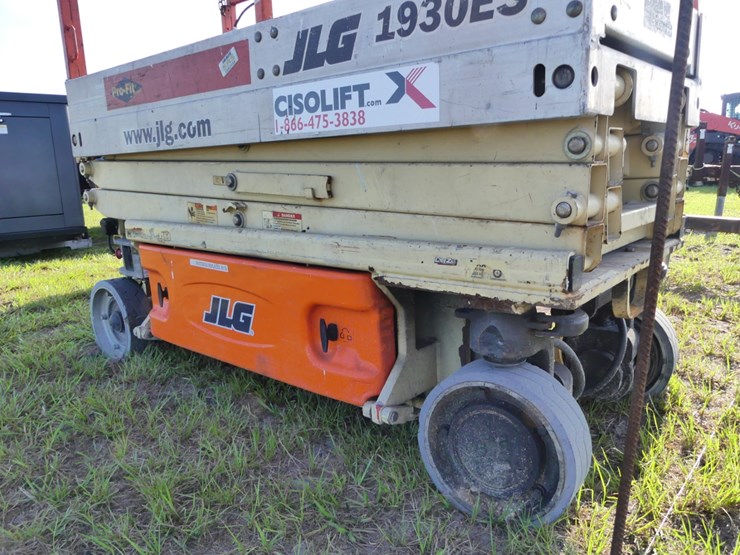 jlg-scissor-lift-image-9