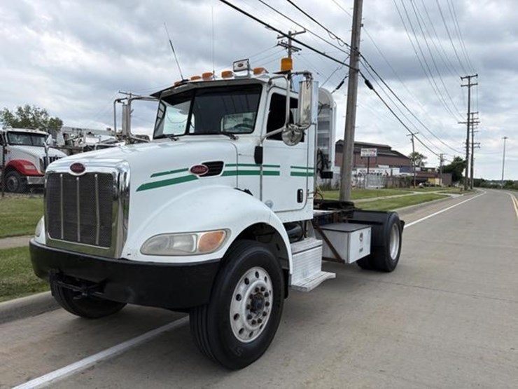 2014-peterbilt-337-image-6