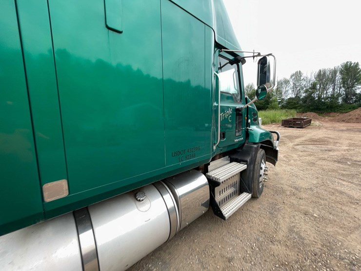 #114-•-2011-mack-semi-tractor-(has-wi-title)-(denmark,-wi)-image-48