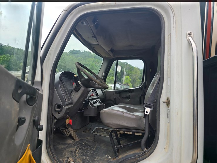 2006-freightliner-m2-106-image-44
