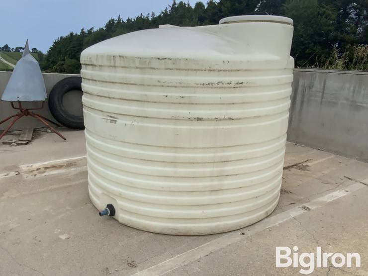 1200-gal-vertical-poly-liquid-tank-image-3