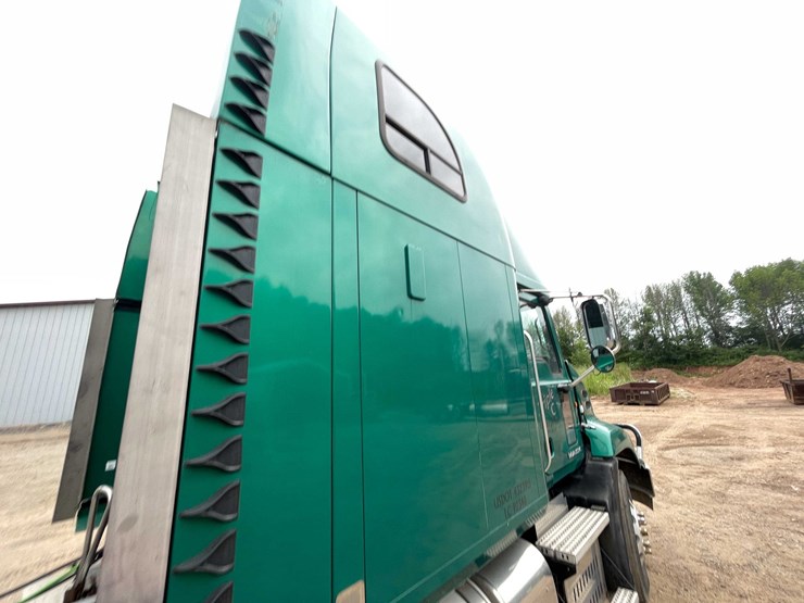 #114-•-2011-mack-semi-tractor-(has-wi-title)-(denmark,-wi)-image-46