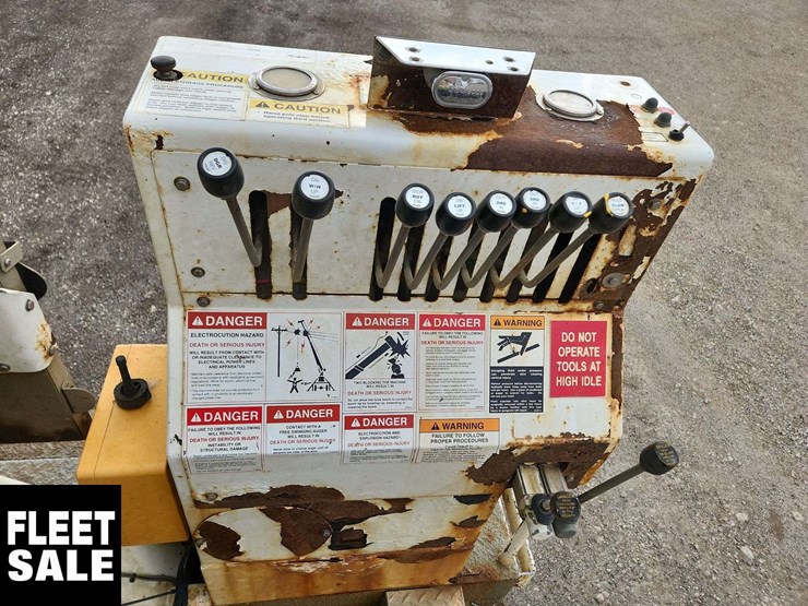 2013-freightliner-m2-106-image-34