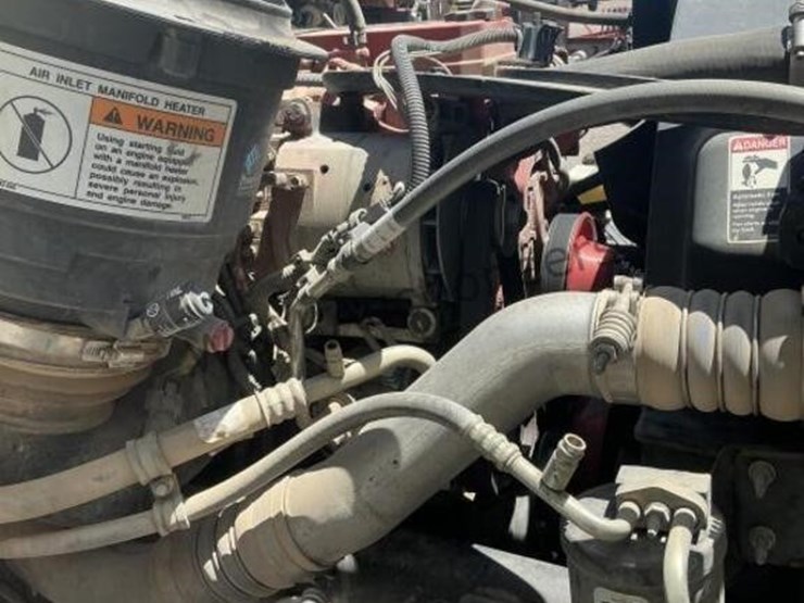 2013-freightliner-m2-106-image-14
