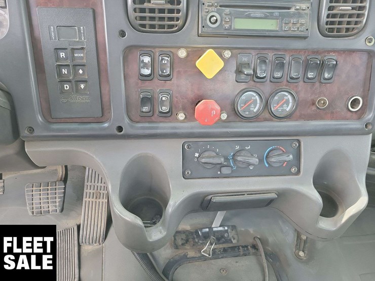2007-freightliner-m2-106-image-20