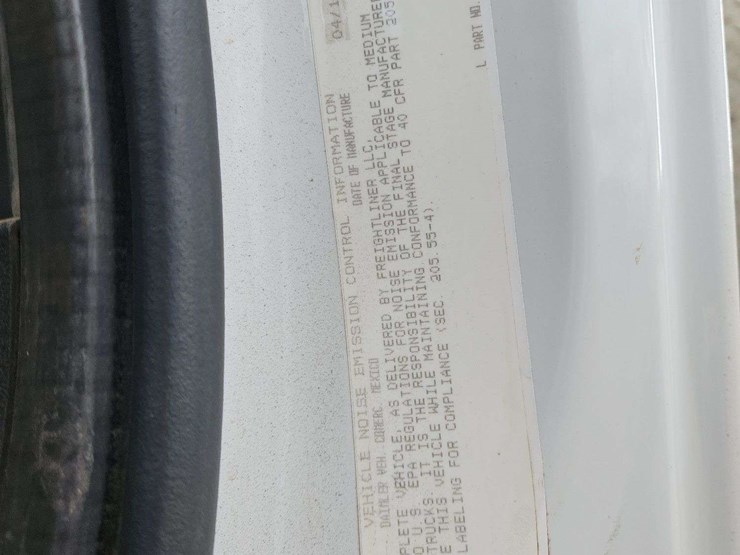 2013-freightliner-m2-106-image-44