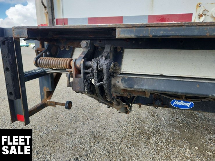 2015-freightliner-m2-106-image-46