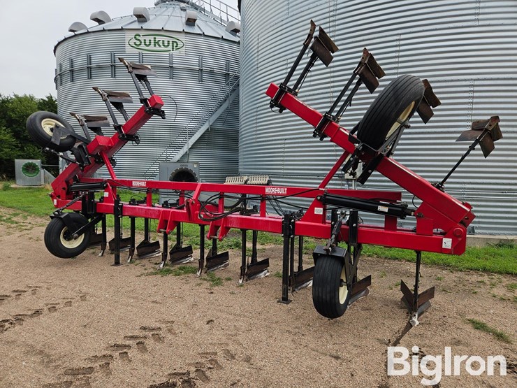 moore-built/hawkins-937-16r30-ditcher/hiller-w/liquid-fertilizer-image-1