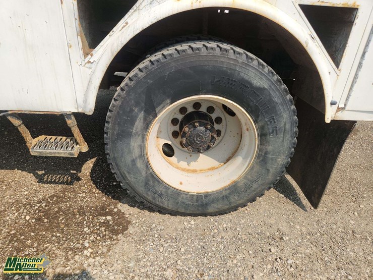 2000-freightliner-fl70-image-13