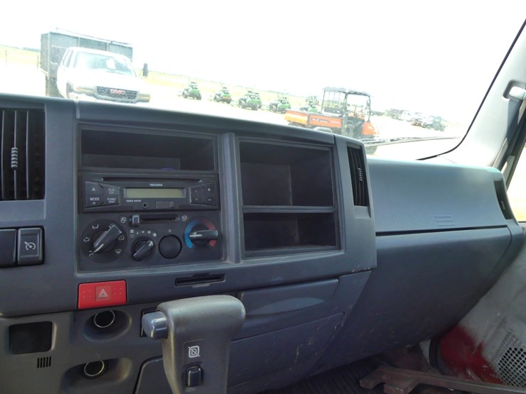 2014-isuzu-npr-image-10