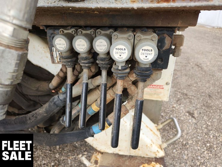 2013-freightliner-m2-106-image-31