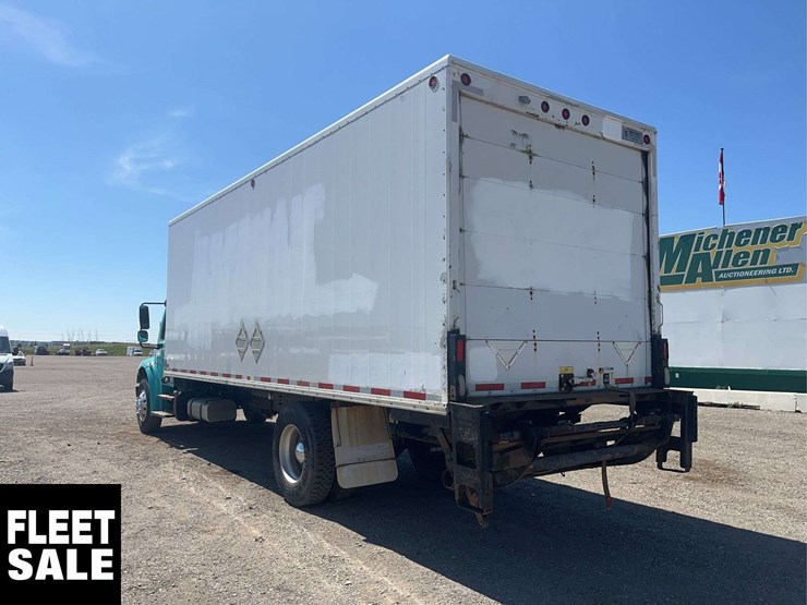 2012-freightliner-m2-106-image-3