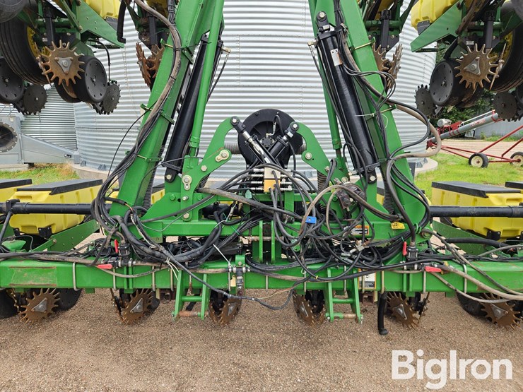 2011-john-deere-maxemerge-xp-3-pt-16r30-stack-fold-planter-image-9