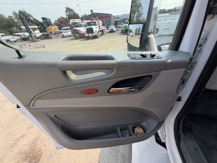 2020-peterbilt-579-image-32