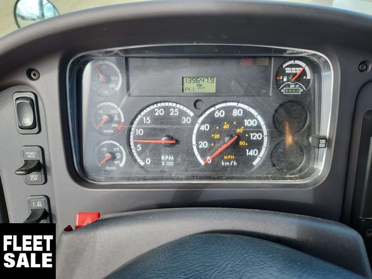 2015-freightliner-m2-106-image-4