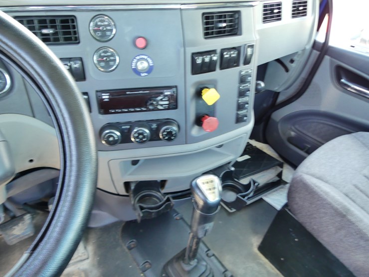 2017-peterbilt-579-image-15