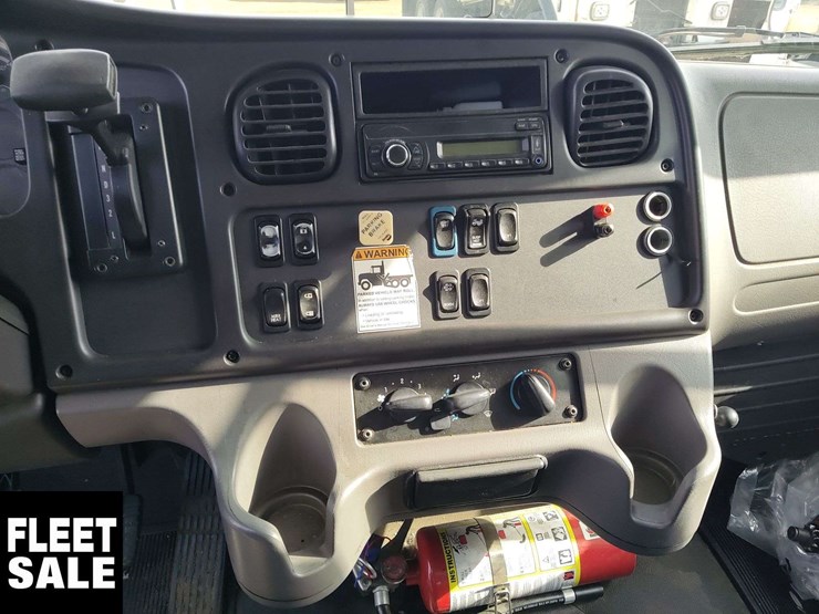 2017-freightliner-m2-106-image-5
