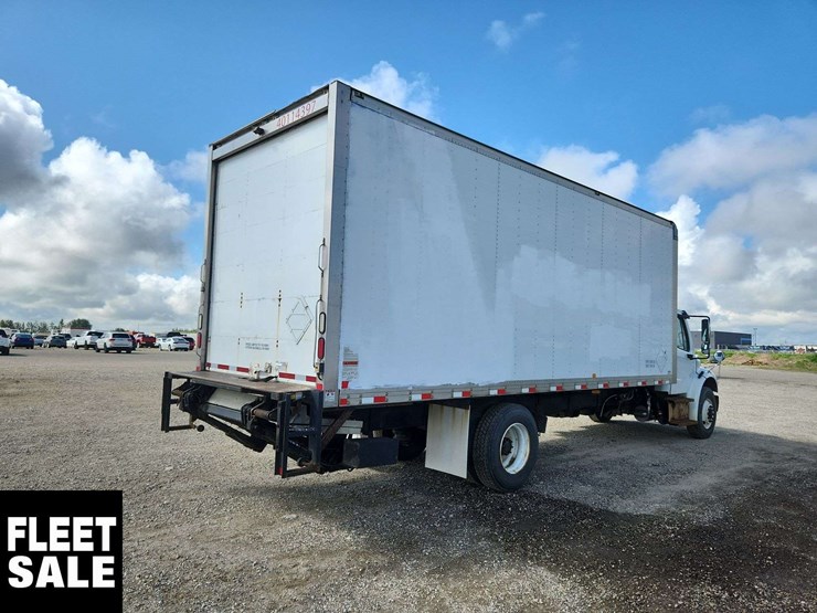 2015-freightliner-m2-106-image-18