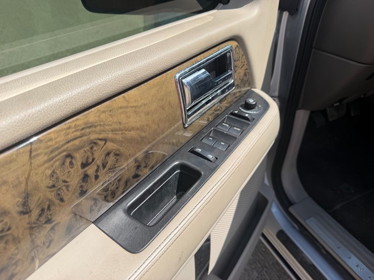 2015-lincoln-navigator-image-16
