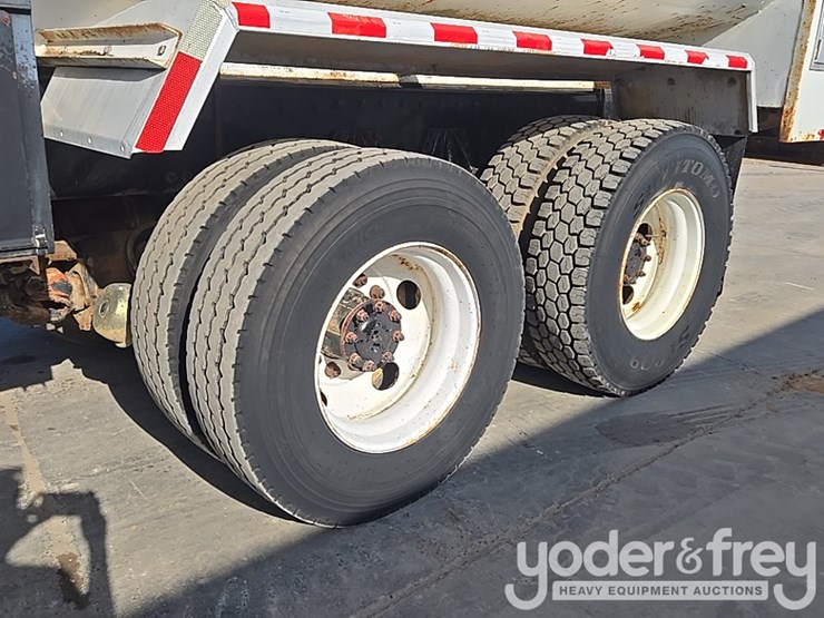 1999-peterbilt-357-image-11