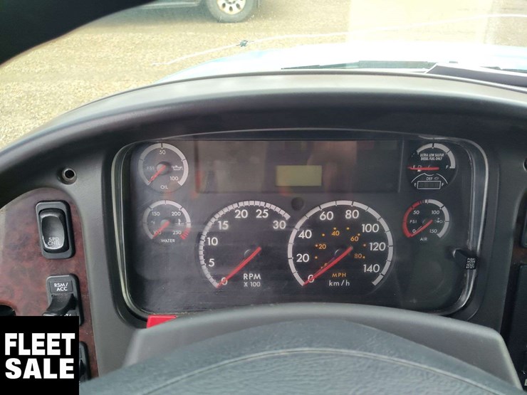 2012-freightliner-m2-106-image-10