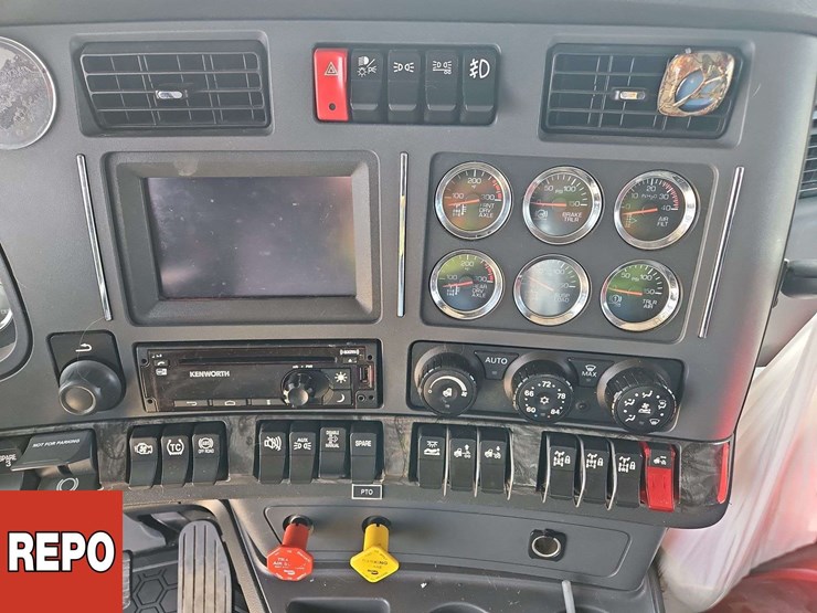 2020-kenworth-w990-image-18