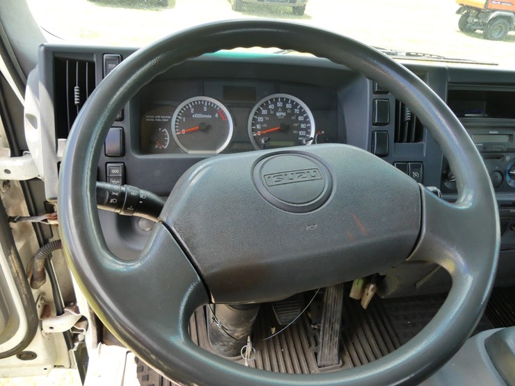 2014-isuzu-npr-image-12