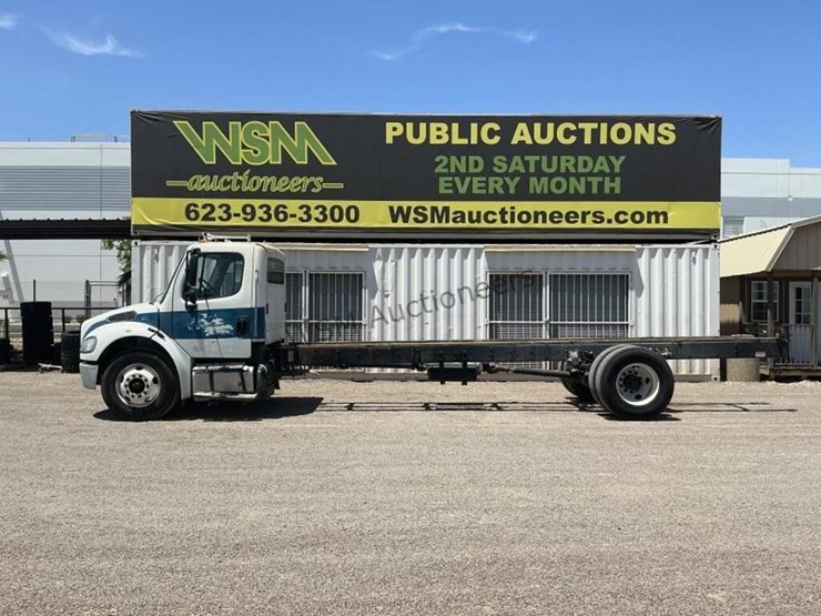 2013-freightliner-m2-106-image-1