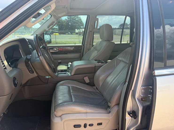 2015-lincoln-navigator-image-10