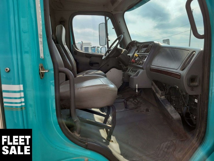 2007-freightliner-m2-106-image-26