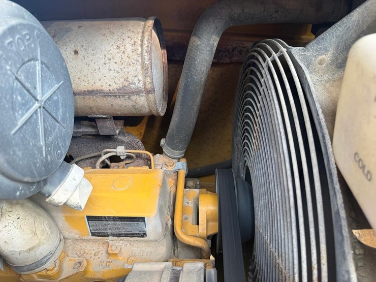 2024-deere-310e-image-13