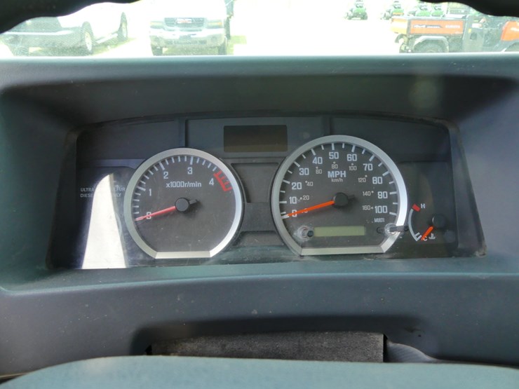 2014-isuzu-npr-image-13