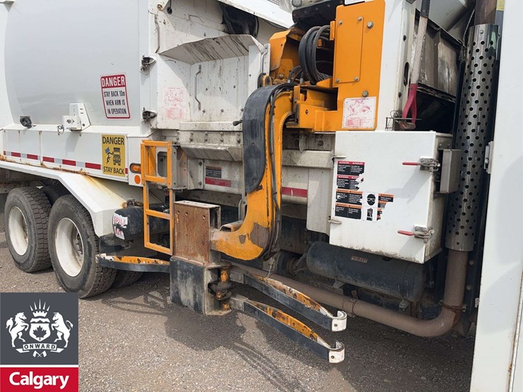 2016-freightliner-m2-106-image-21