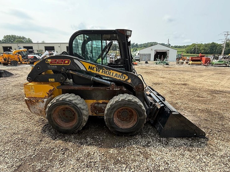 new-holland-l220-image-5