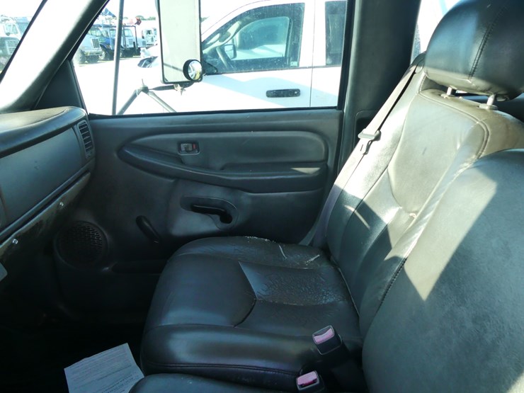 2005-gmc-3500-image-14