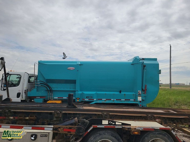 2015-freightliner-m2-106-image-28