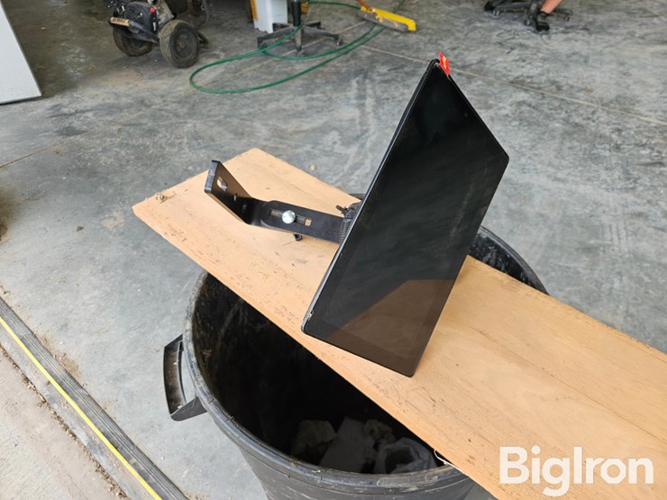2023-john-deere-g5-plus-universal-display-image-2
