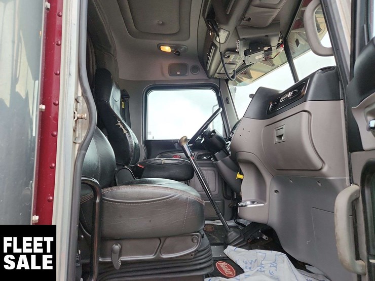 2017-peterbilt-389-image-17