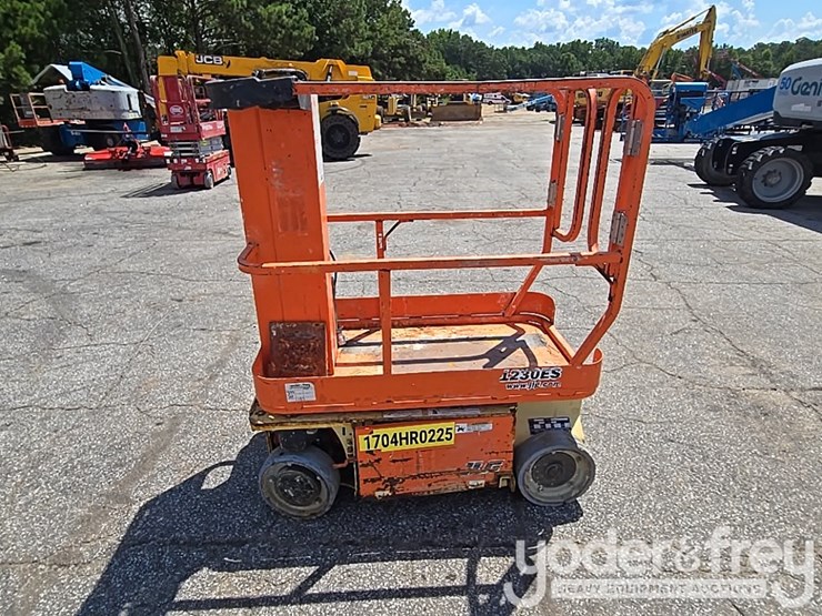 2017-jlg-1230es-image-2