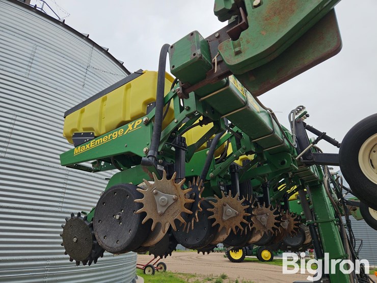2011-john-deere-maxemerge-xp-3-pt-16r30-stack-fold-planter-image-20