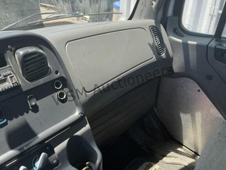 2013-freightliner-m2-106-image-23