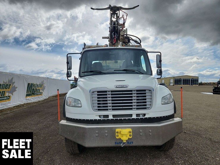 2013-freightliner-m2-106-image-9