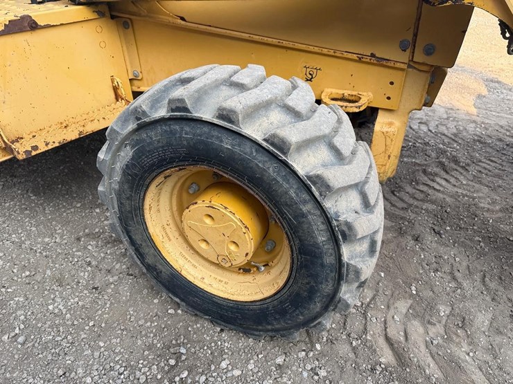 2024-deere-310e-image-11