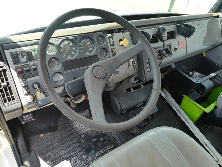 2000-freightliner-fl70-image-15