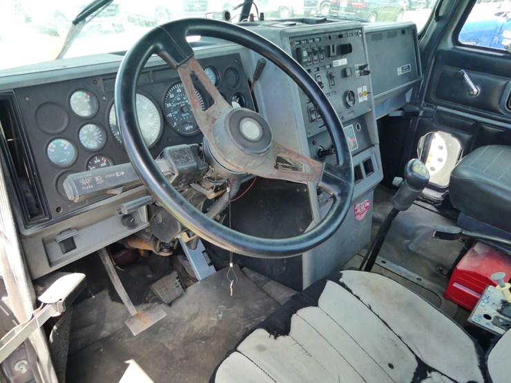 1999-mack-ch613-image-13
